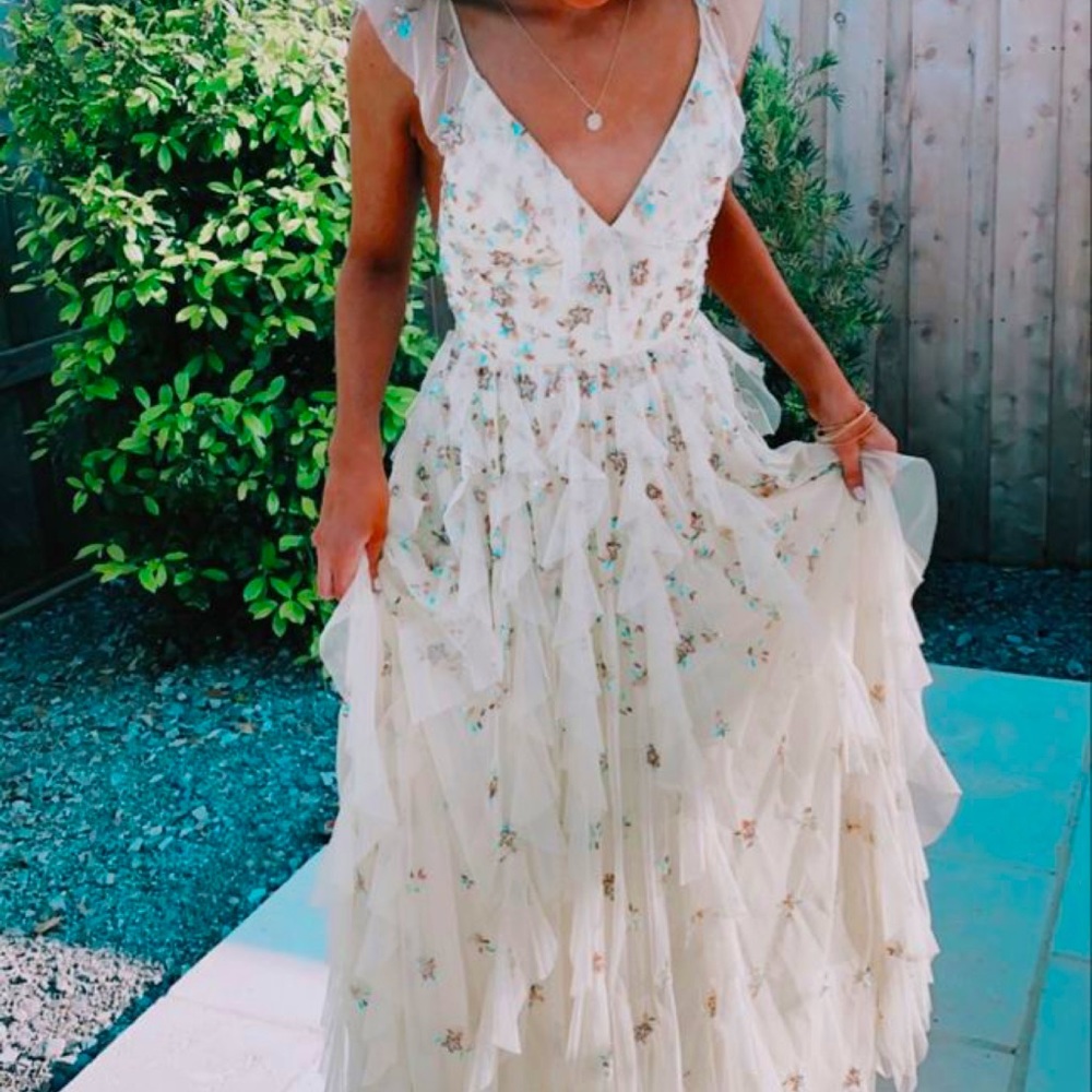 Selling a discontinued Sherri Hill gown💛